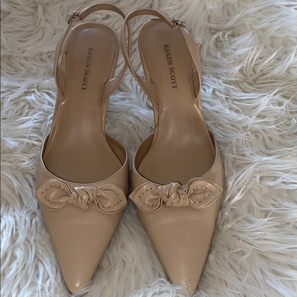 Cream color leather shoes with bow accent